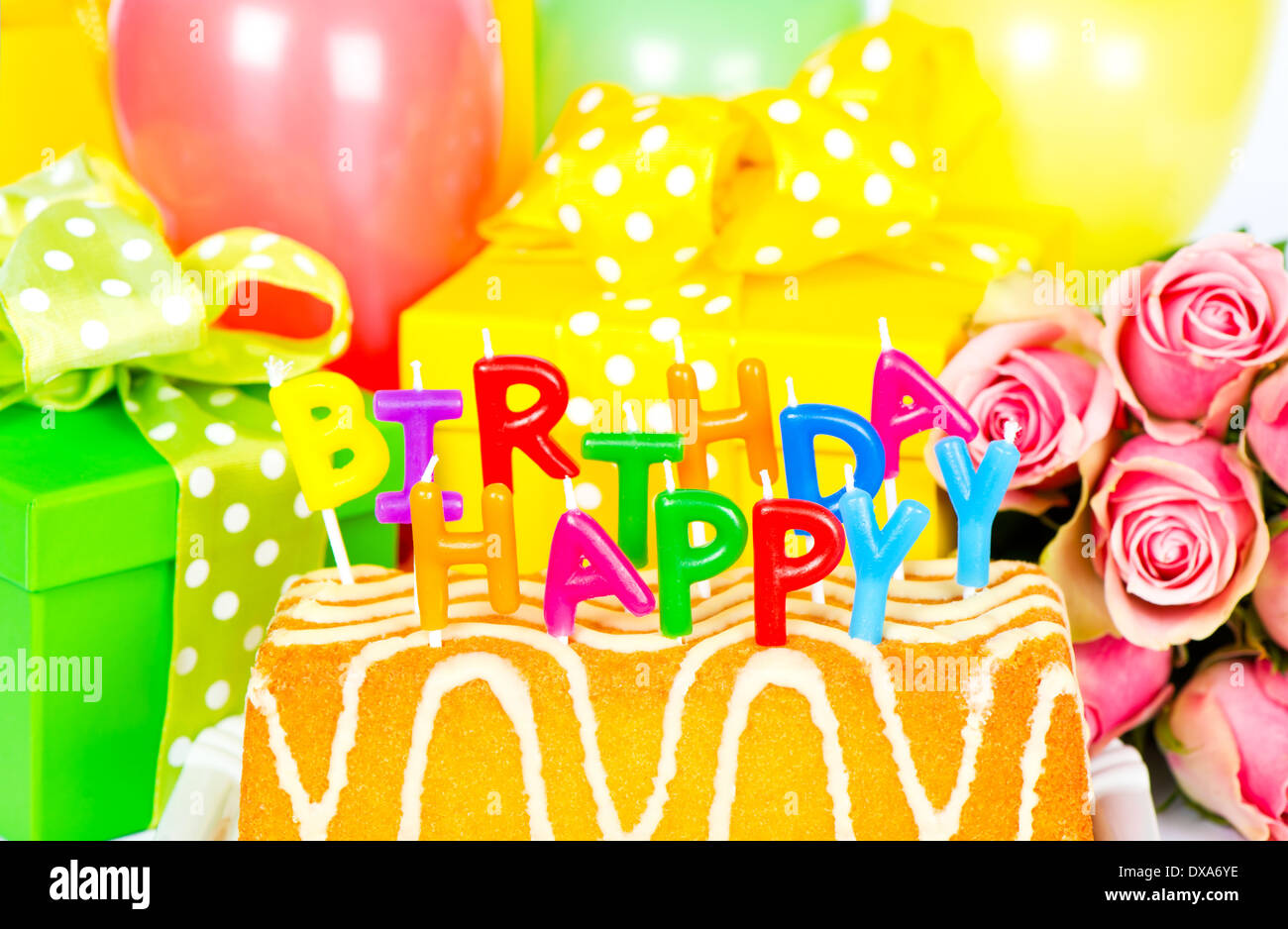 Herzlichen Glückwunsch zum Geburtstag! Party Dekoration mit Rosen Blumen, Kuchen, Luftballons, Geschenke und Kerzen Stockfoto
