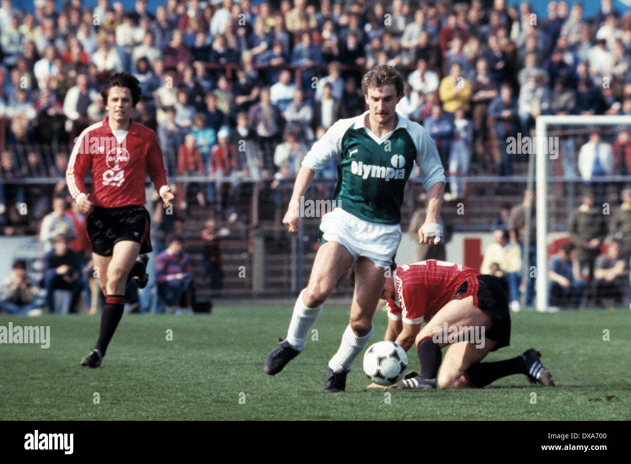 Fußball, Bundesliga, 1983/1984, Ulrich Haberland Stadion, Bayer 04 Leverkusen gegen SV Werder Bremen 0:0, Szene des Spiels, Rudi Voeller (Werder) in Ballbesitz, verließ Rudolf Wojtowicz (Bayer) Stockfoto