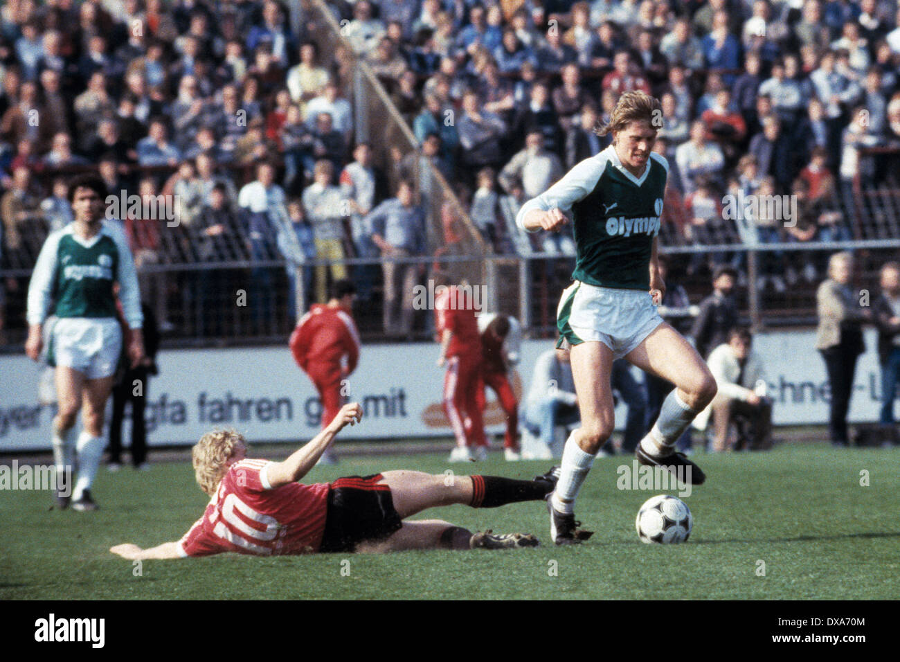 Fußball, Bundesliga, 1983/1984, Ulrich Haberland Stadion, Bayer 04 Leverkusen gegen SV Werder Bremen 0:0, Szene des Spiels, Wolfgang Sidka (Werder) umgeht Wolfgang Voege (Bayer) Stockfoto