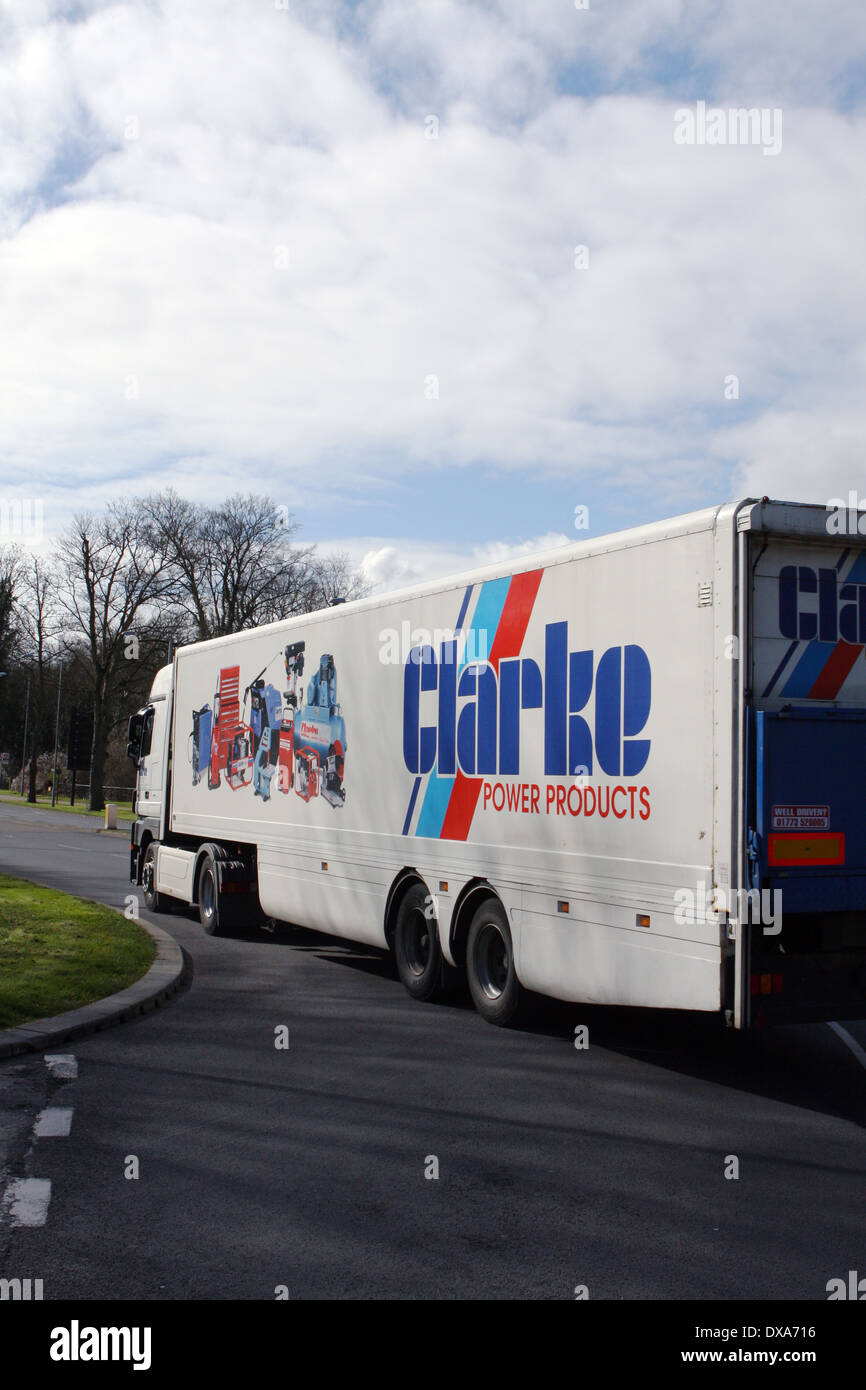 Rückansicht eines 'Clarke macht Proucts' Lkw verlassen eines Kreisverkehrs in Coulsdon, Surrey, England Stockfoto