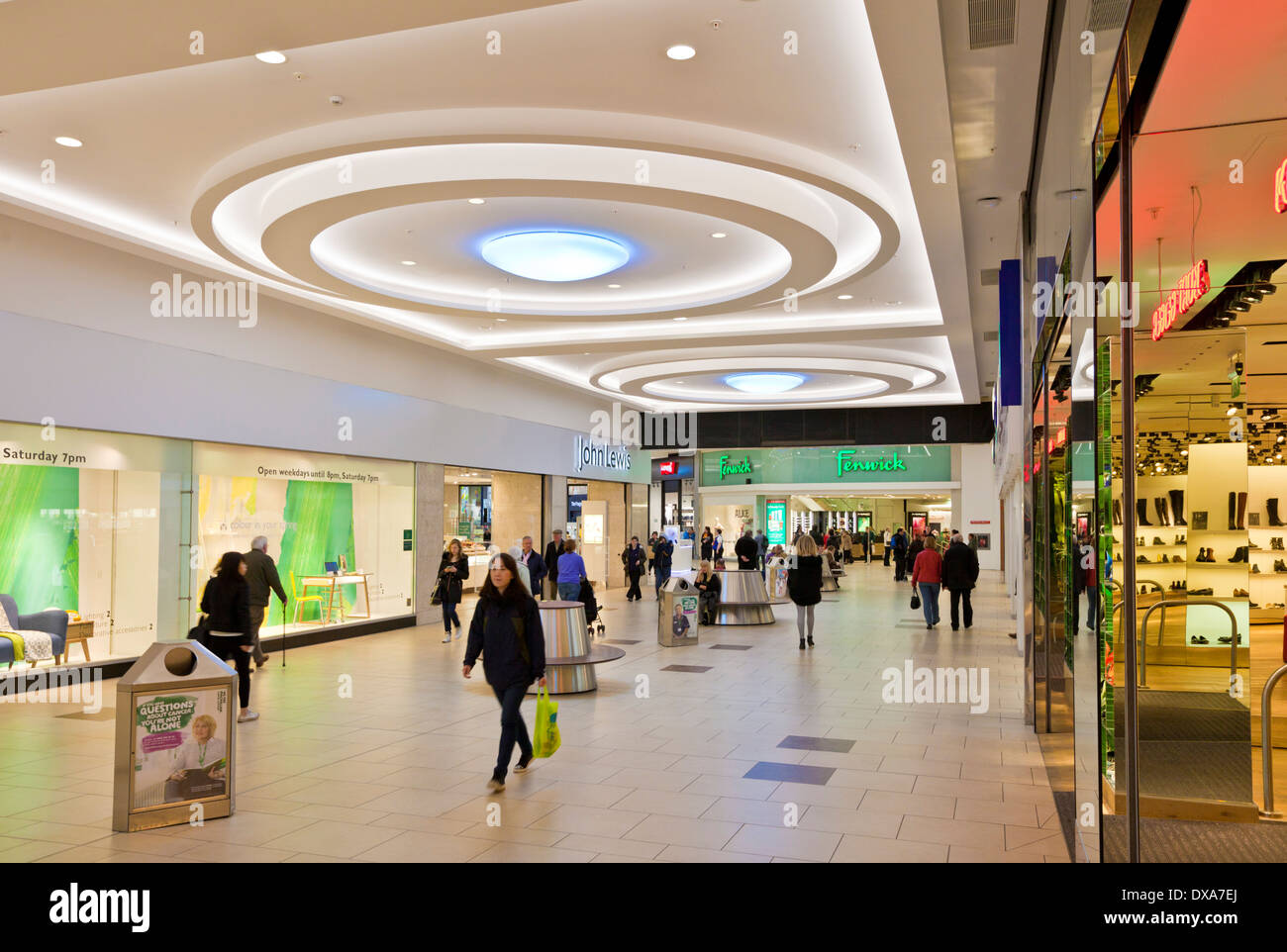 Einkaufen in Eldon Quadrat Einkaufszentrum Newcastle Upon Tyne Stadtzentrum Tyne und tragen England GB UK Stockfoto