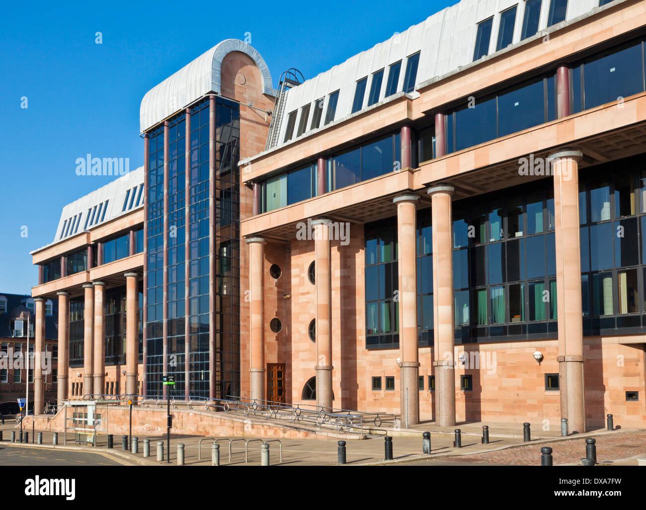 Vor dem Eingang des Newcastle Crown Court Newcastle Upon Tyne Tyneside North East England GB UK EU Europa Stockfoto