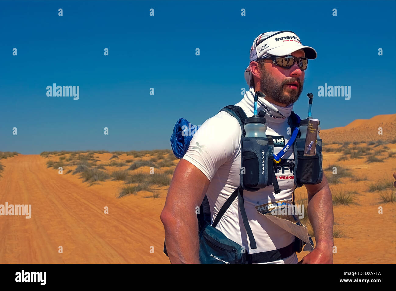 Nicht identifizierte Läufer, ruhen Sie sich nach der ersten Phase der Wüste Ausdauer laufen Transomania Stockfoto