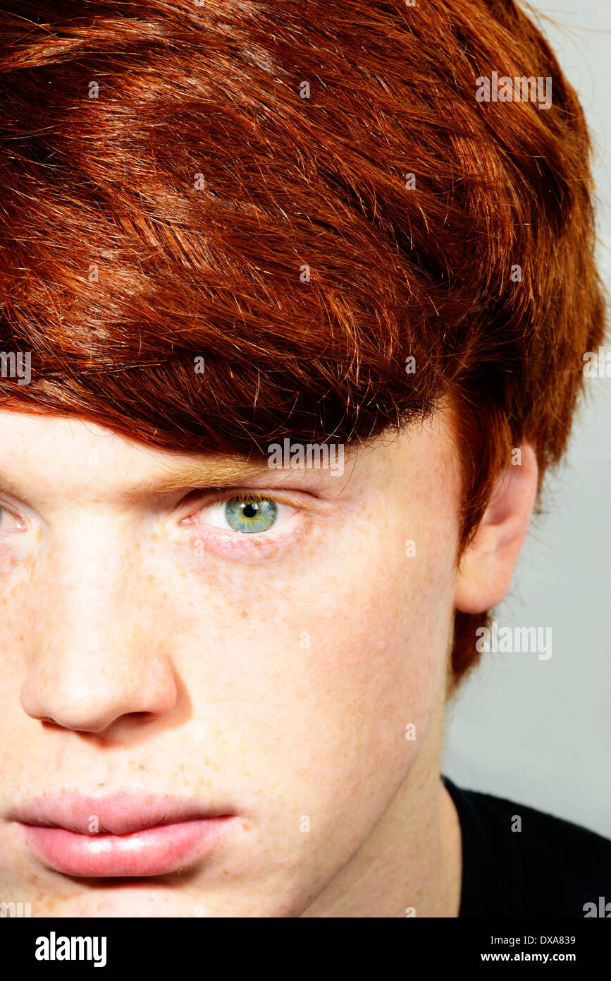 Junger Mann mit Sommersprossen, rote Haare und grüne Augen Stockfoto