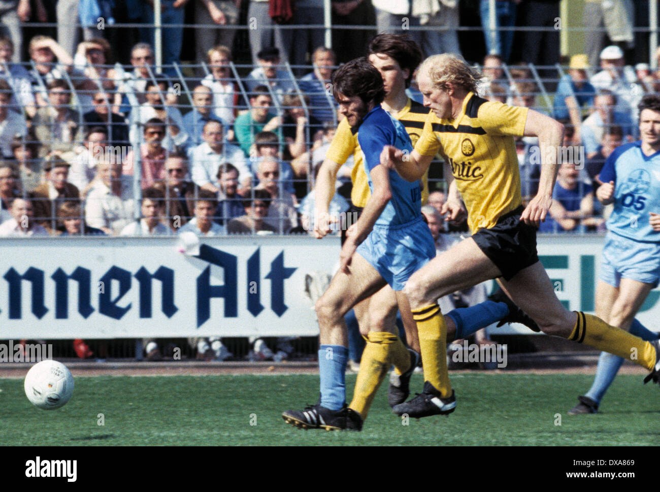 Fußball, Bundesliga, 1983/1984, Grotenburg Stadion, FC Bayer 05 Uerdingen vs. Borussia Dortmund 2:1, Szene des Spiels, Friedhelm Funkel (Bayer) links und Rolf Ruessmann (BVB) sprinten Stockfoto