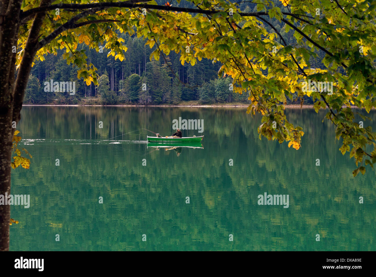 Angler Angeln vom Ruderboot am Walchensee / Walchensee im Herbst, Oberbayern, Deutschland Stockfoto