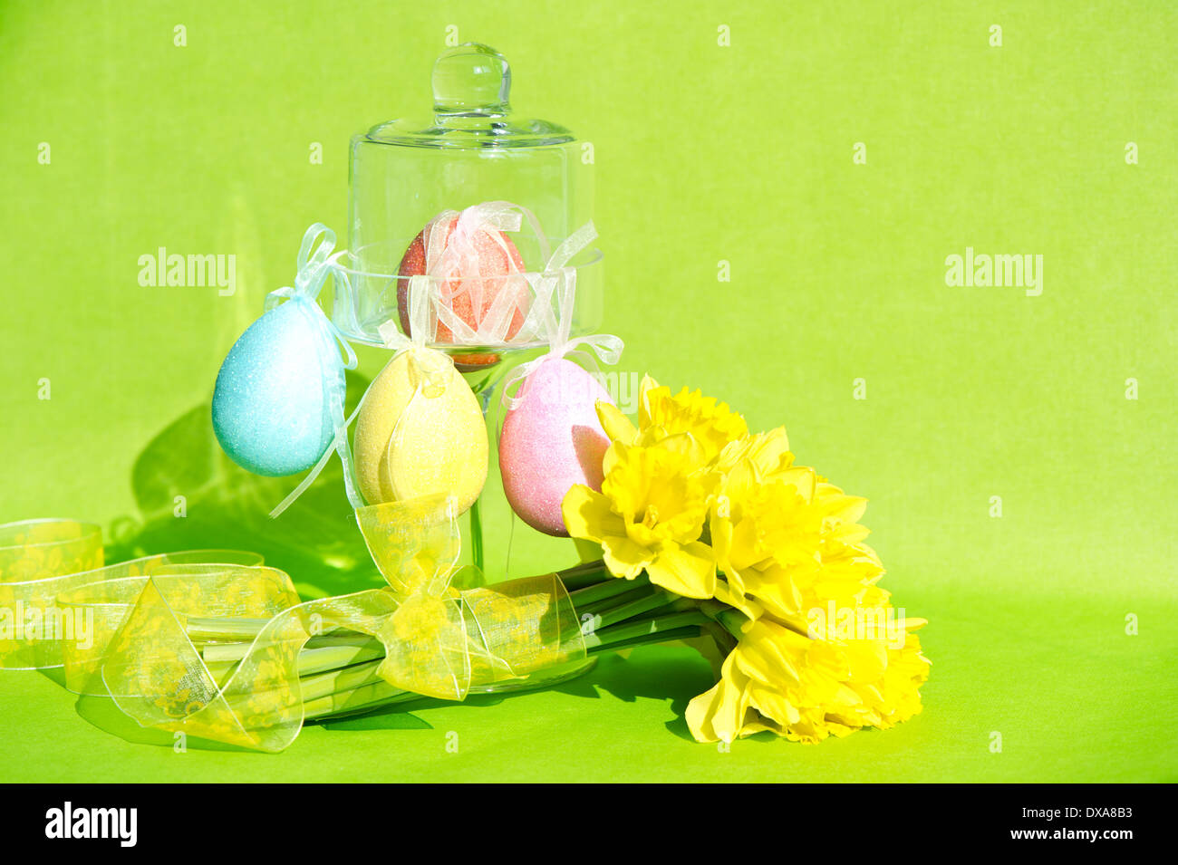 Bunte Ostern Zusammensetzung. Blumen und Eiern Stockfoto
