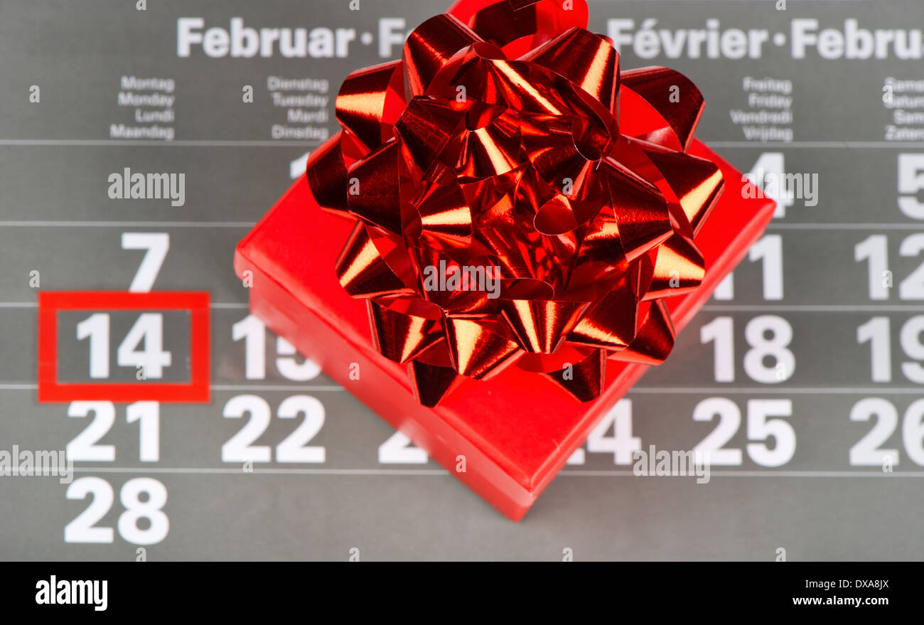 rotes Geschenk zum Valentinstag 14. Februar auf Kalenderhintergrund Stockfoto