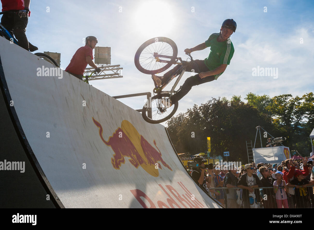 Freestyle-Mountainbike (MTB) Profis zeigen spektakuläre Sprünge und trick beim Wettbewerb 2013 freestyle.ch in Zürich Stockfoto