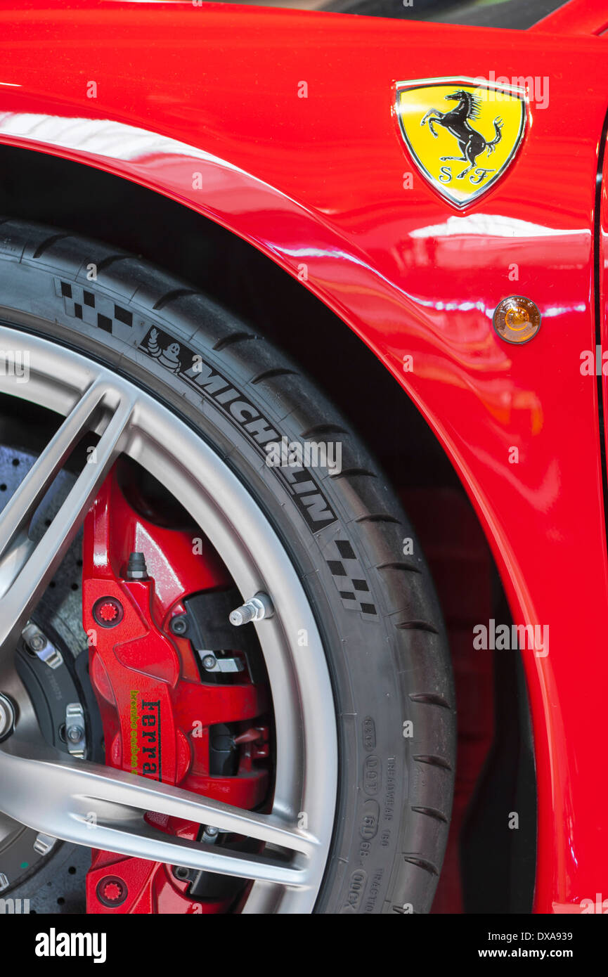 Vorderrad und Kotflügel von einem Ferrari F458 Speciale Modellmixes ausgestellt auf der Motor Show Zürich Stockfoto