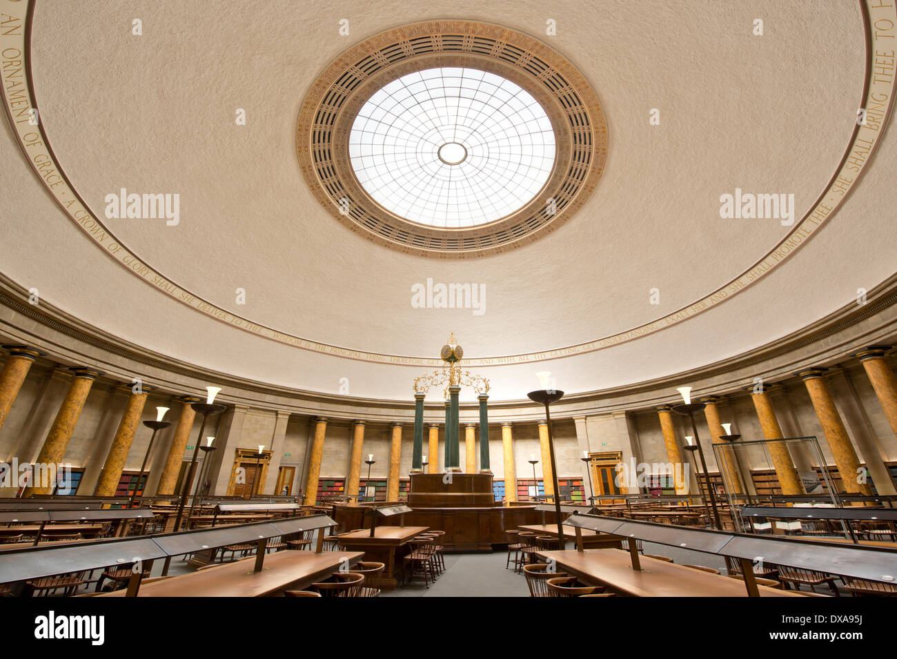 MANCHESTER, VEREINIGTES KÖNIGREICH. 21. März 2014. Manchester Central Library in St Peter es Square sind von der Stadtzentrum öffnet für die Öffentlichkeit am Samstag, 22. März 2014 nach einer £ 48 Millionen Renovierung im Inneren. Der Umbau dauerte vier Jahre nach der vorübergehenden Schließung im Jahr 2010, aber öffnet 80 Jahre nach der ersten Eröffnung 1934 Credit: Russell Hart/Alamy Live News Stockfoto