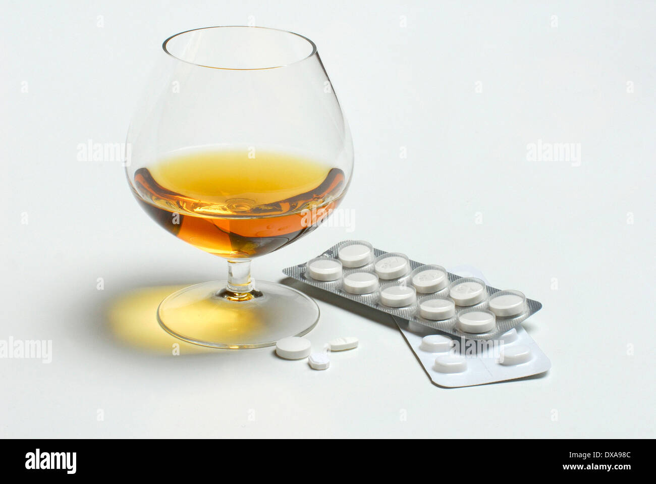 Alkohol und Tabletten Stockfotografie - Alamy