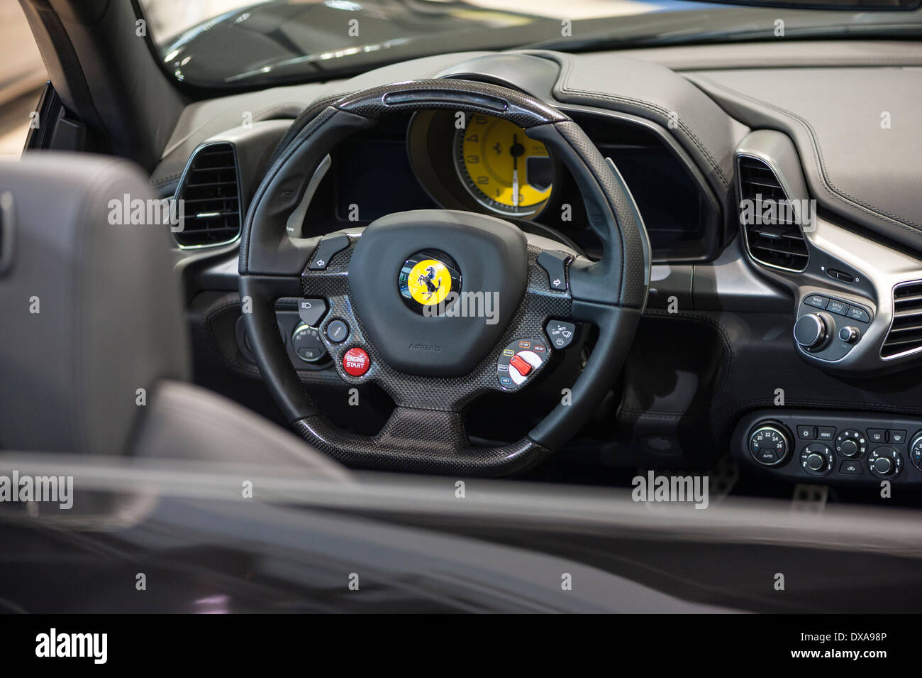 Hi-Tech-Lenkrad eines Ferrari-Sportwagens in Zürich Motor Show, Schweiz größte Auto-Ausstellung. Stockfoto