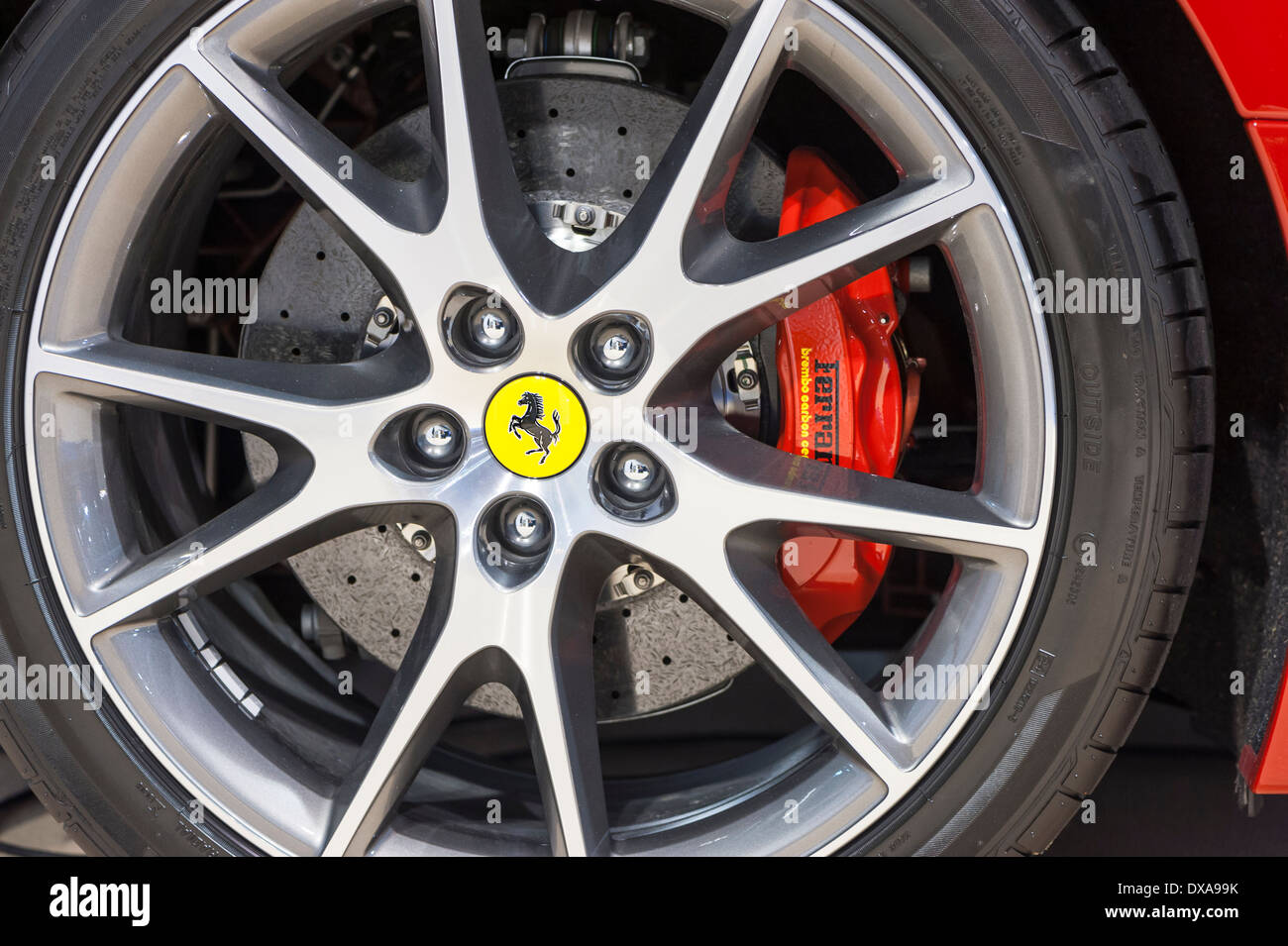 Nahaufnahme von Ferrari-Felge Stockfoto