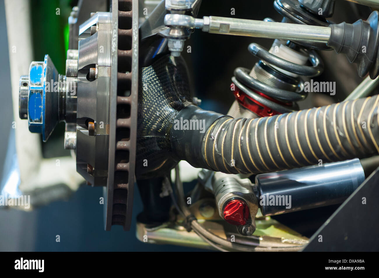 Nahaufnahme einer Renn Auto Vorderrad Federung und Bremse Scheibe Stockfoto