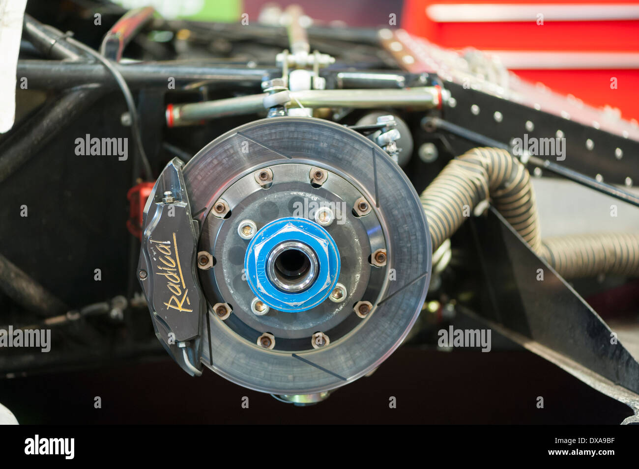 Nahaufnahme einer Renn Auto Vorderrad Federung und Bremse Scheibe Stockfoto