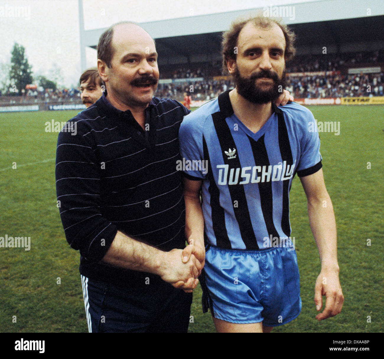 Fussball Bundesliga 1983 1984 Ulrich Haberland Stadion Bayer 04 Leverkusen Vs Sv Waldhof Mannheim 0 1 Ende Des Spiels Trainer Klaus Schlappner Svw Links Und Rainer Scholz Jubel Bei Den Sieg Stockfotografie Alamy