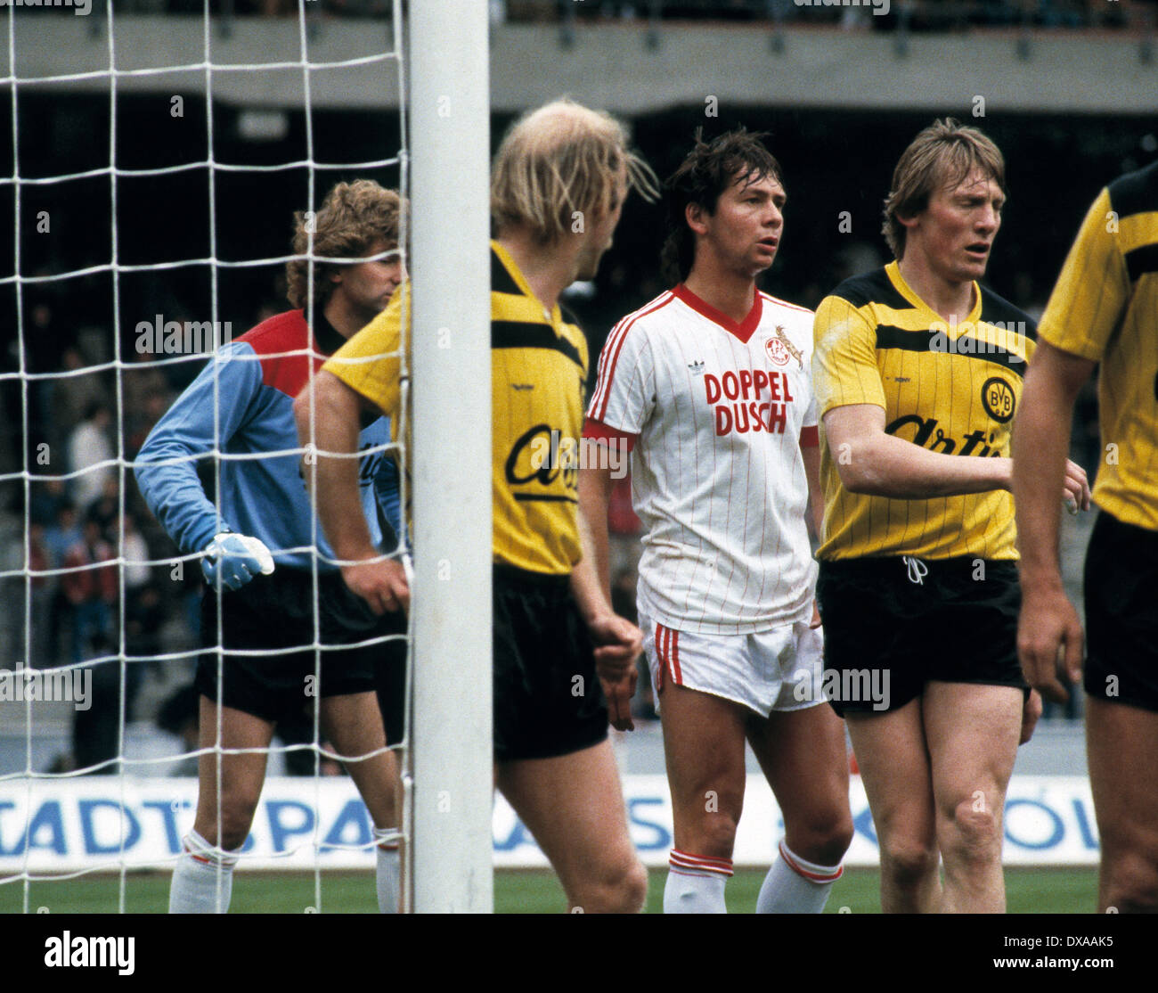 Fußball, Bundesliga, 1983/1984, Muengersdorf Stadion, 1. FC Köln gegen Borussia Dortmund 5:2, Szene des Spiels, v.l.n.r.: Keeper und Teamleiter Eike Immel (BVB), Wolfgang Bittcher (BVB), Stefan Engels (FCK), Franz-Josef Tenhagen (BVB) Stockfoto