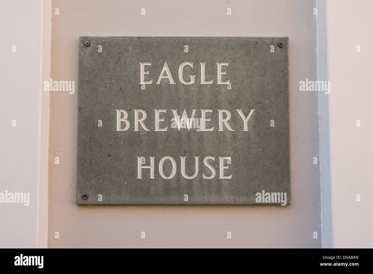 Adler Brauerei Hauszeichen, Tarrant Street, Arundel, West Sussex. Stockfoto