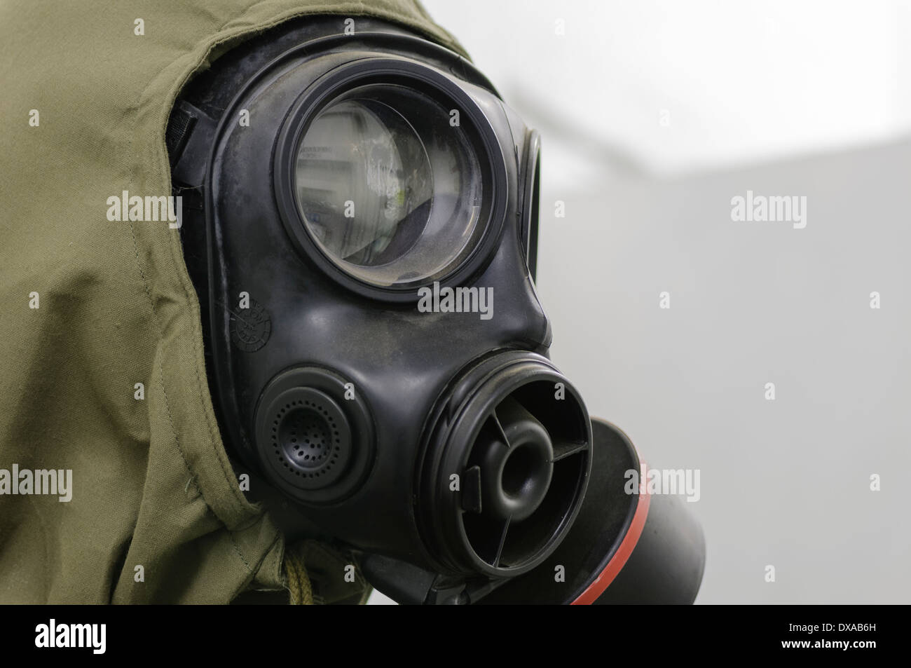 Gasmaske und atomaren, biologischen und chemischen (ABC) Anzug Stockfoto