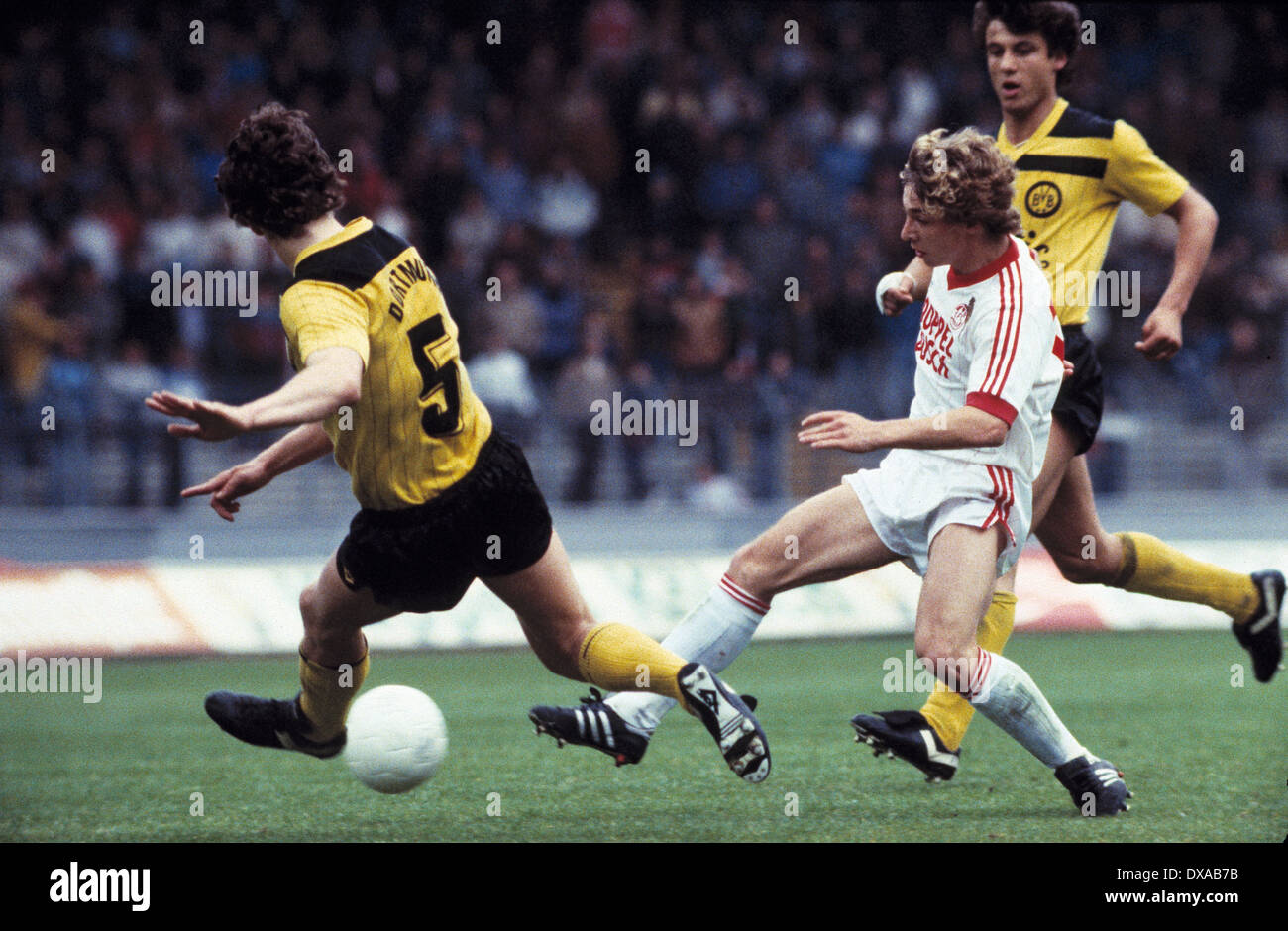 Spielszene, v.l.n.r. Meinolf Koch (BVB), Hans-Werner Reif (FCK), Erdal  Keser (BVB), Fussball, Bundesliga, 1983/1984, 1. FC Köln Stockfotografie -  Alamy