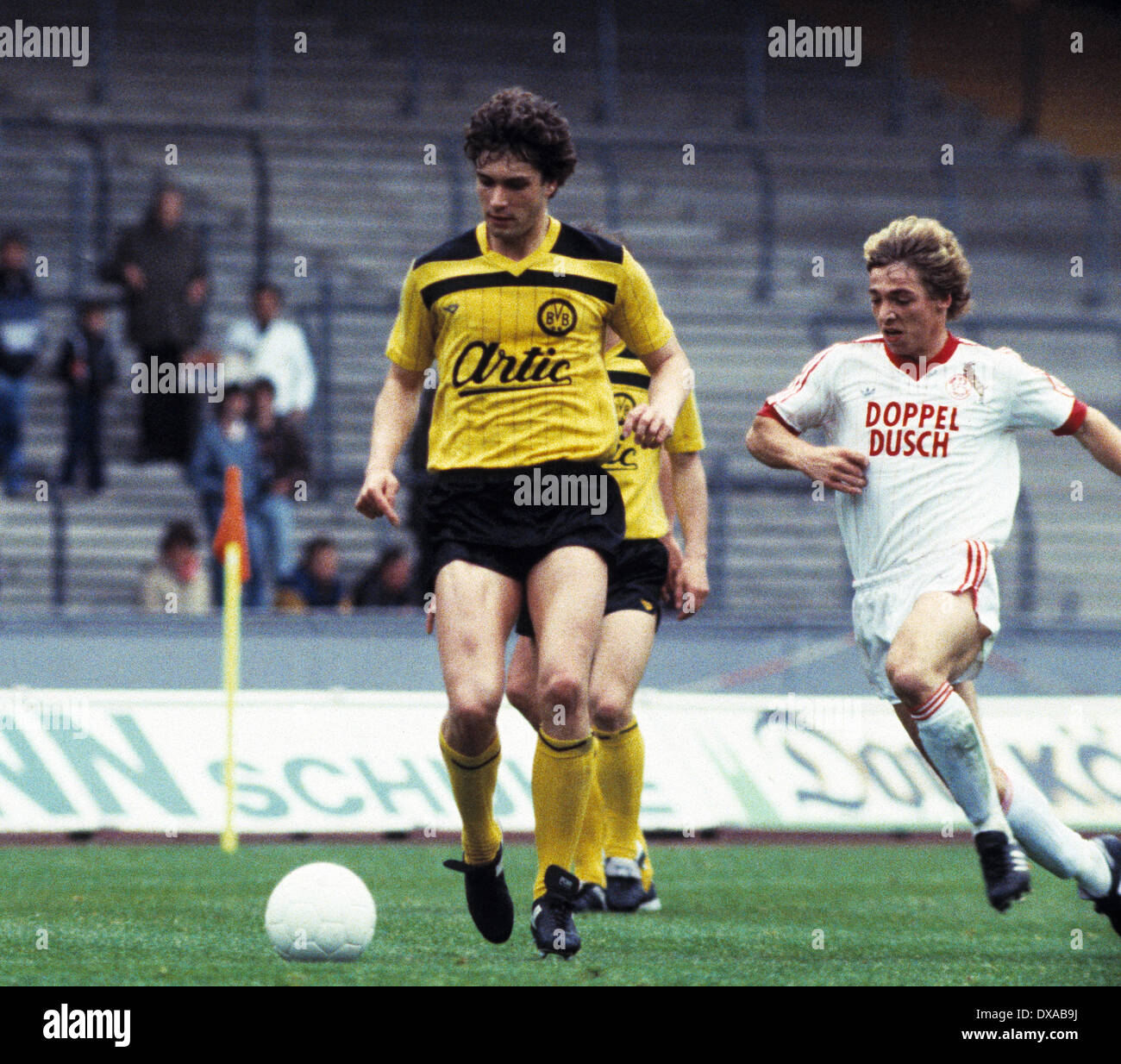Spielszene, Michael Zorc (BVB) bin Ball, Rechts Hans-Werner Reif (FCK), Fussball, Bundesliga, 1983/1984, 1. FC Köln Gegen Boruss Stockfoto