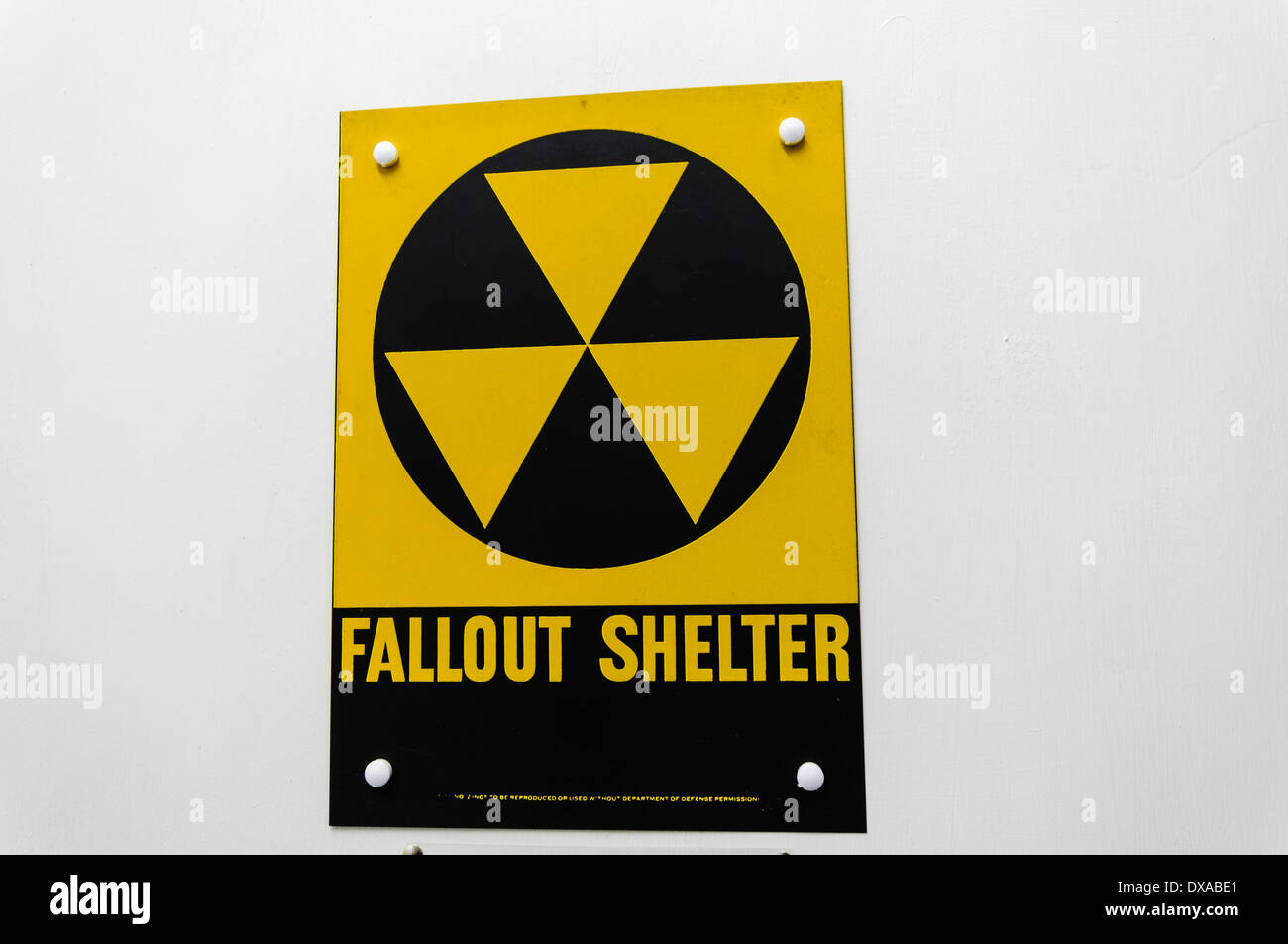 Warnzeichen bei einem Atomschutzbunker Stockfoto