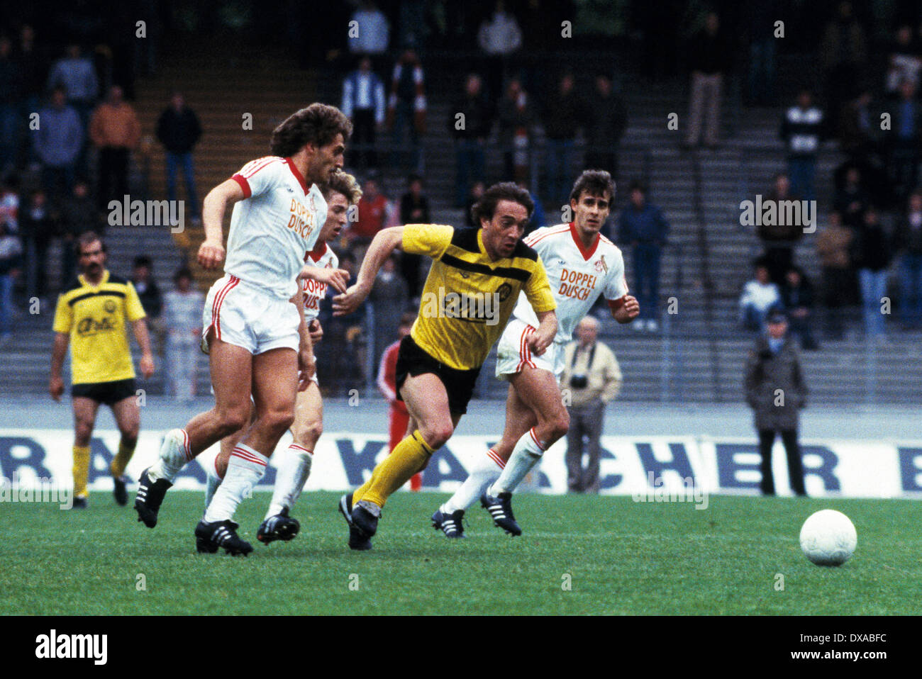 Spielszene, v.l.n.r. Harald Konopka (BVB), Frank Hartmann (FCK), Hans-Werner Reif (FCK) aber, Marcel Raducanu (BVB), Pierre Stockfoto