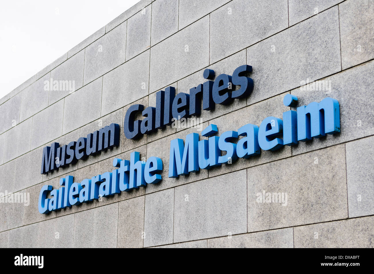 Melden Sie sich am Eingang eine Museumsgalerie in Englisch und Irisch (Gailearaithe Musaeim) Stockfoto