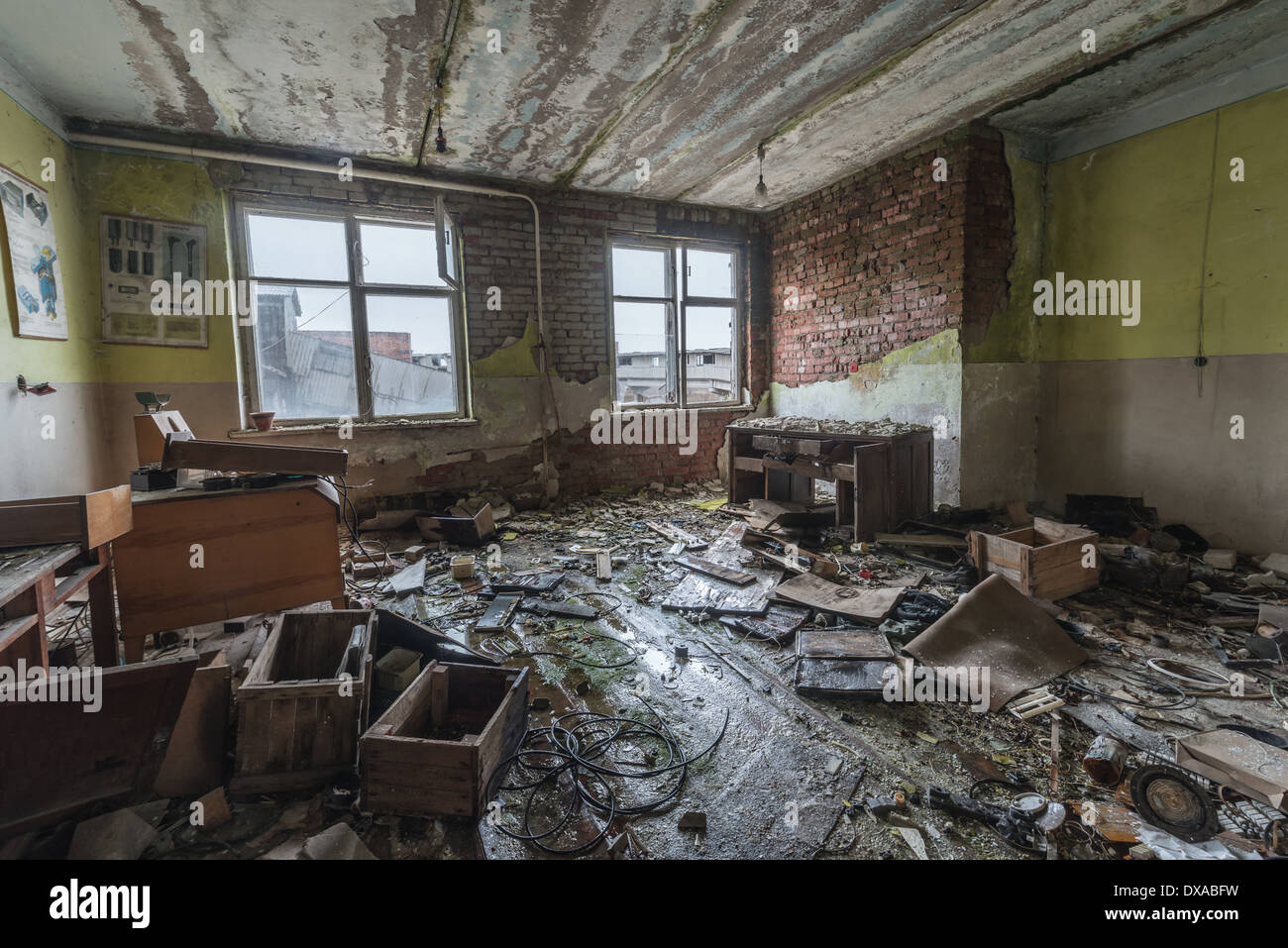 Sehr altes Zimmer im verlassenen Haus Stockfoto