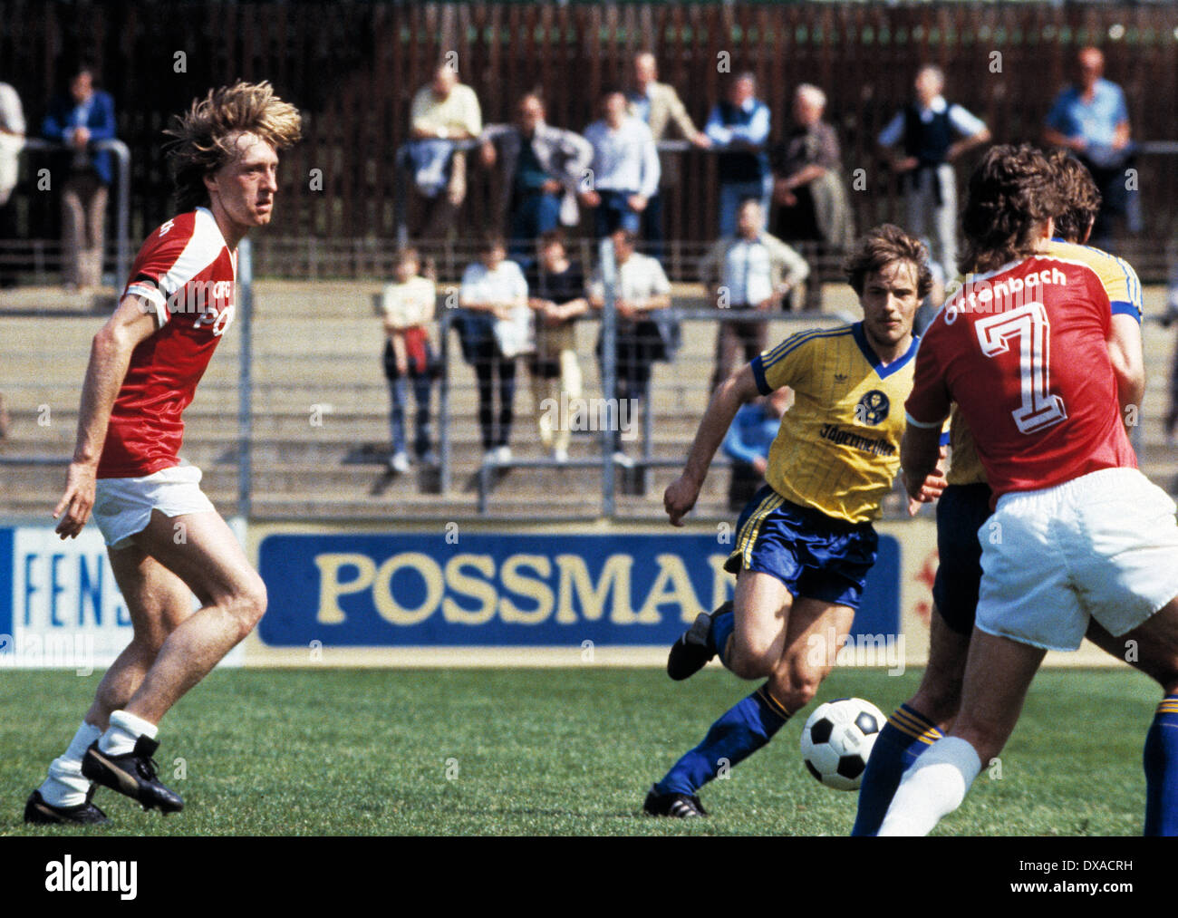 Fußball, Bundesliga, 1983/1984, Stadion Bieberer Berg, Kickers Offenbach gegen Eintracht Braunschweig 1:2, Szene des Spiels, v.l.n.r.: Michael Kutzop (Kicker), Lars Ellmerich (Eintracht), Joachim Eichhorn (Kicker) Nr. 7 Stockfoto