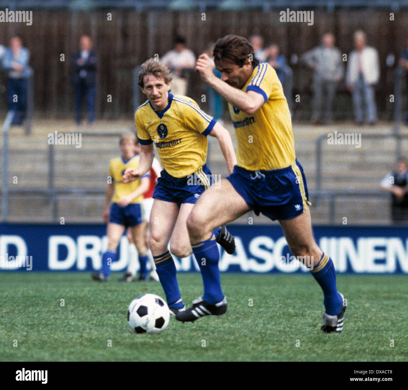 Fußball, Bundesliga, 1983/1984, Stadion Bieberer Berg, Kickers Offenbach gegen Eintracht Braunschweig 1:2, Szene des Spiels, Peter Geyer (Eintracht) in Ballbesitz, verließ Manfred Tripbacher (Eintracht) Stockfoto