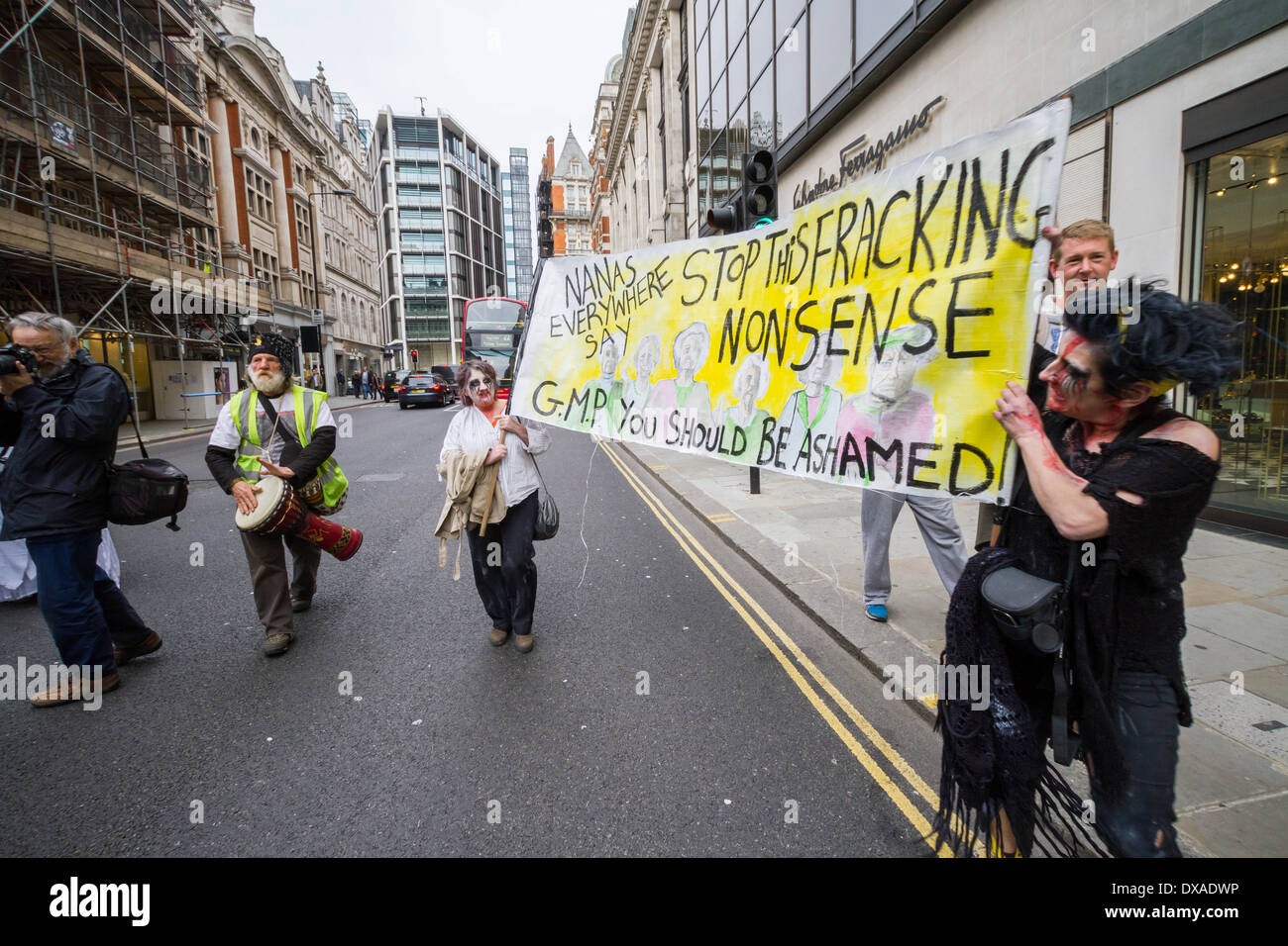 Anti-Fracking Demonstranten marschieren und Rallye in London Stockfoto