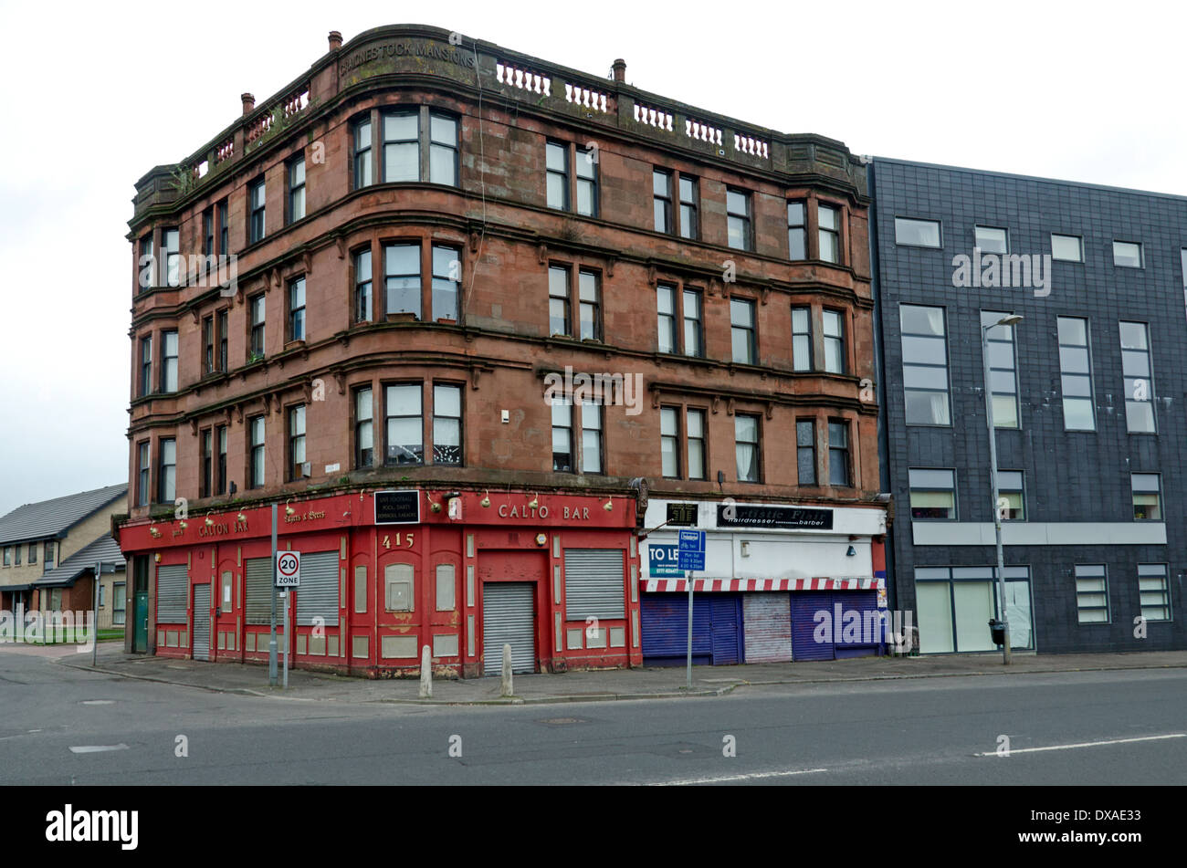 Der Calton Bar im Erdgeschoss des Craignestock Villen, ein Wohnhaus an der Ecke von London Road und Green Street in Glasgow Stockfoto