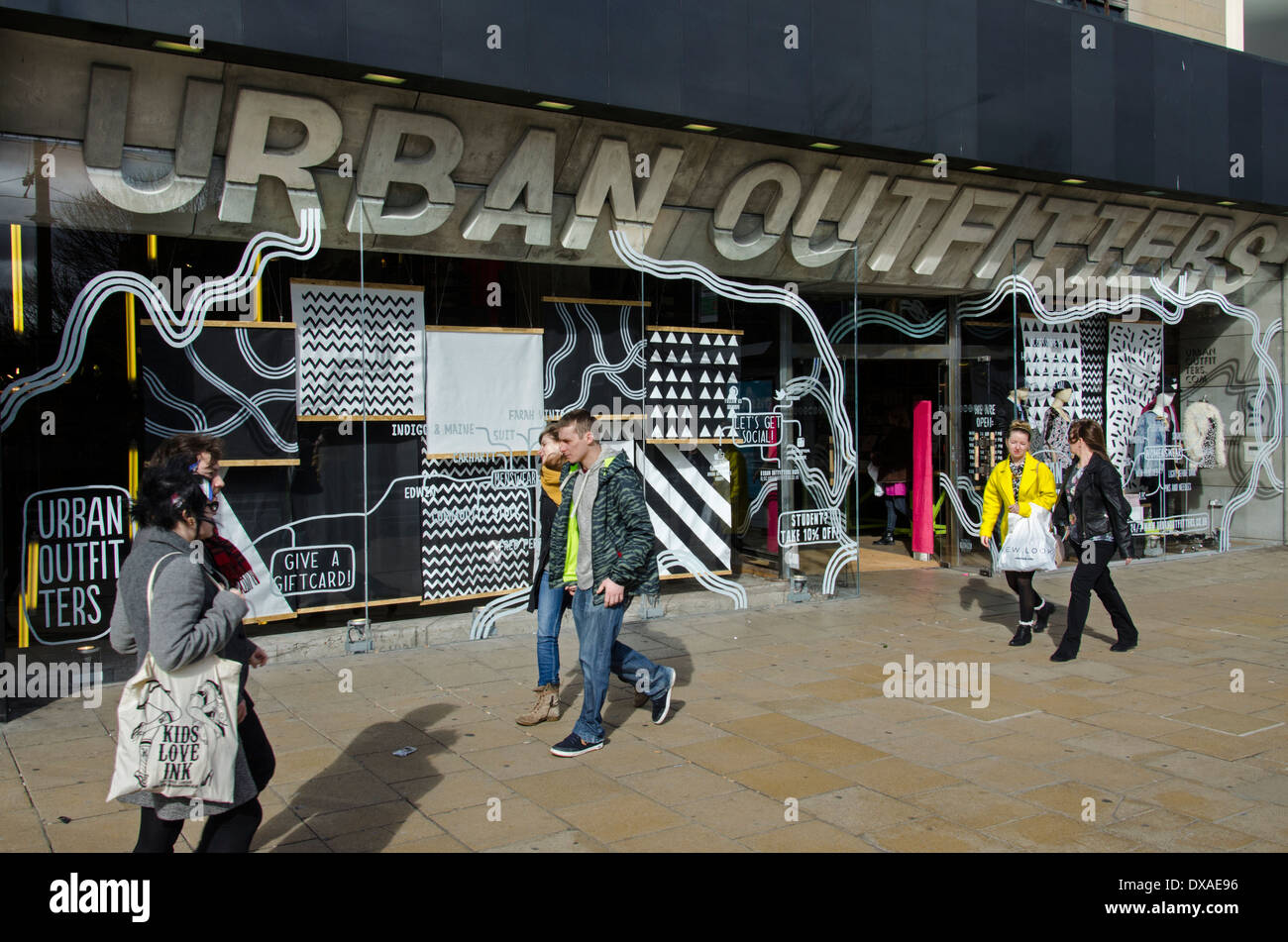 Käufer zu Fuß durch den Urban Outfitters speichern an der Princes Street in Edinburgh. Stockfoto