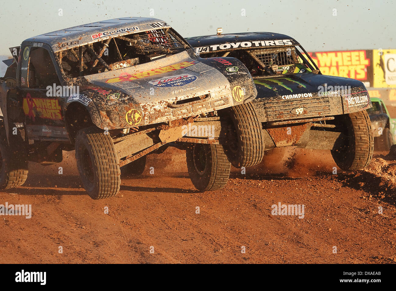 CHANDLER, AZ - 28 Okt.: Greg Adler (10) (links) und Kyle LeDuc (99) Kampf um Platz im Lucas Oil Off Road Series Rennen. Stockfoto