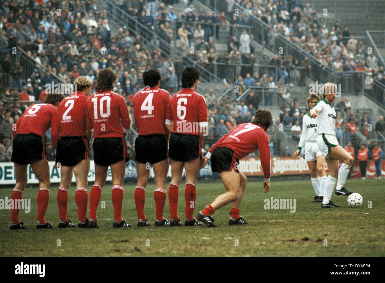 Fußball, Bundesliga, 1984/1985, Stadion bin Boekelberg, Borussia Moenchengladbach gegen Bayer 04 Leverkusen 1:1, Szene des Spiels, Freistoß, Spieler Wand, v.l.n.r.: Juergen Gelsdorf (Bayer), Anders Giske (Bayer), Falko Goetz (Bayer), Rudolf Woitowicz ( Stockfoto