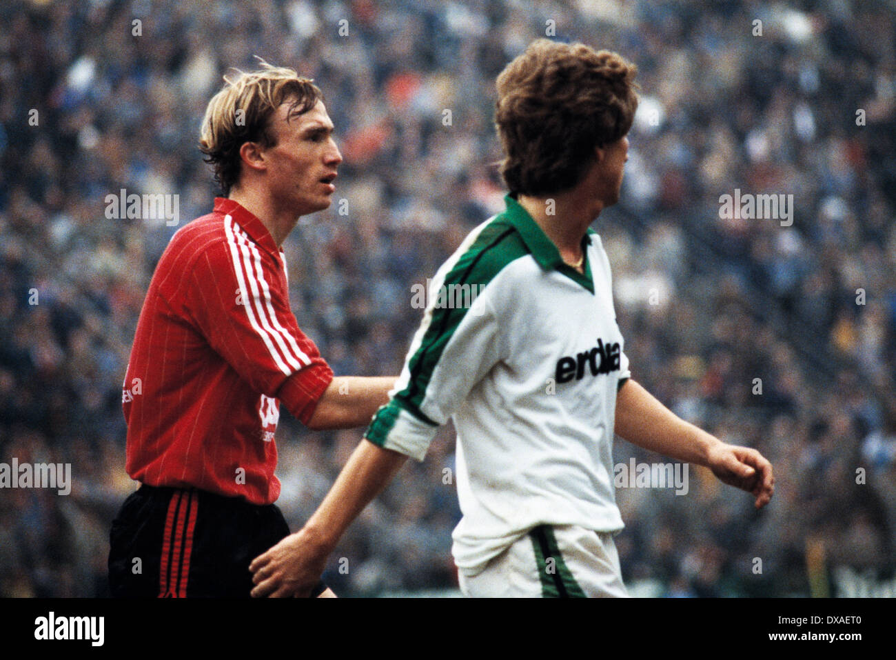 Fußball, Bundesliga, 1984/1985, Stadion bin Boekelberg, Borussia Moenchengladbach gegen Bayer 04 Leverkusen 1:1, Szene des Spiels, Anders Giske (Bayer) links und Frank Mill (MG) Stockfoto