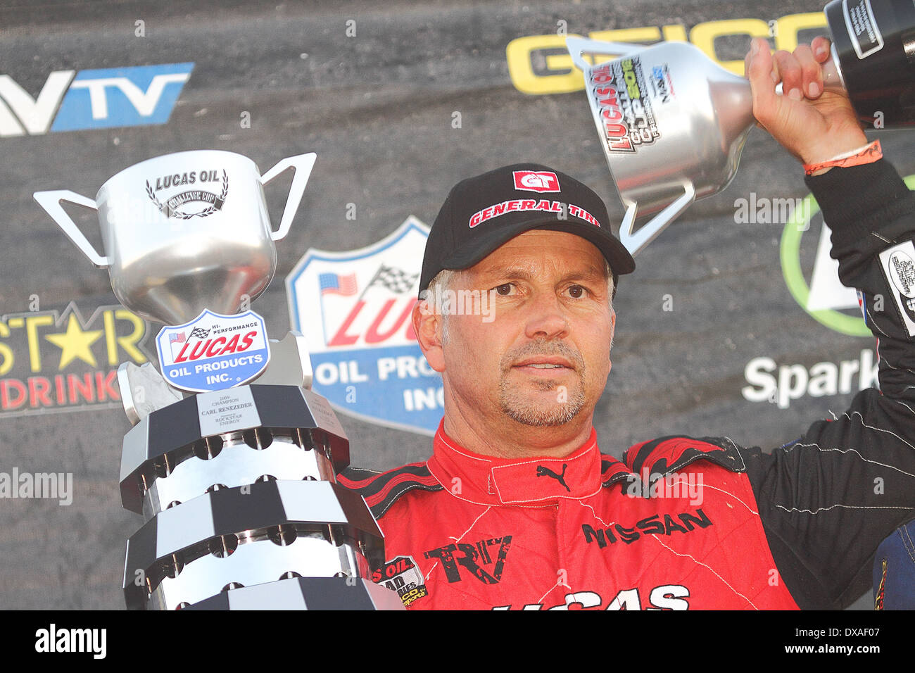CHANDLER, AZ - 28 Okt.: Carl Renezeder auf dem Podium mit dem Sieg in der Lucas Oil Off Road Series racing Challenge Cup. Stockfoto
