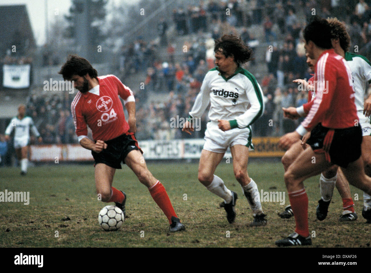 Fußball, Bundesliga, 1984/1985, Stadion bin Boekelberg, Borussia  Moenchengladbach gegen Bayer 04 Leverkusen 1:1, Szene des Spiels, Thomas  Hoerster (Bayer) in Ballbesitz, neben Ewald Lienen (MG Stockfotografie -  Alamy
