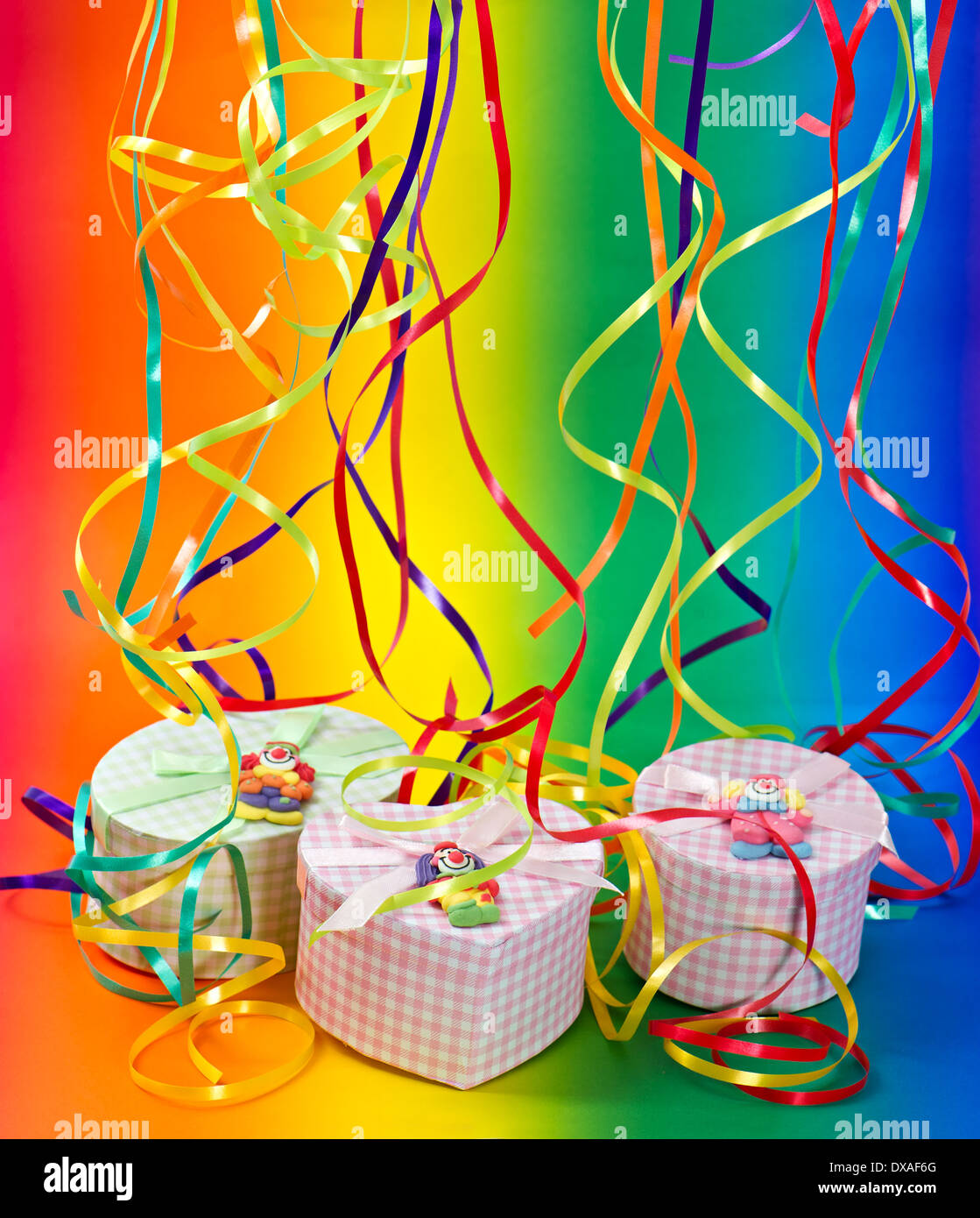 Geschenke auf farbigen Hintergrund mit Partei-streamer Stockfoto