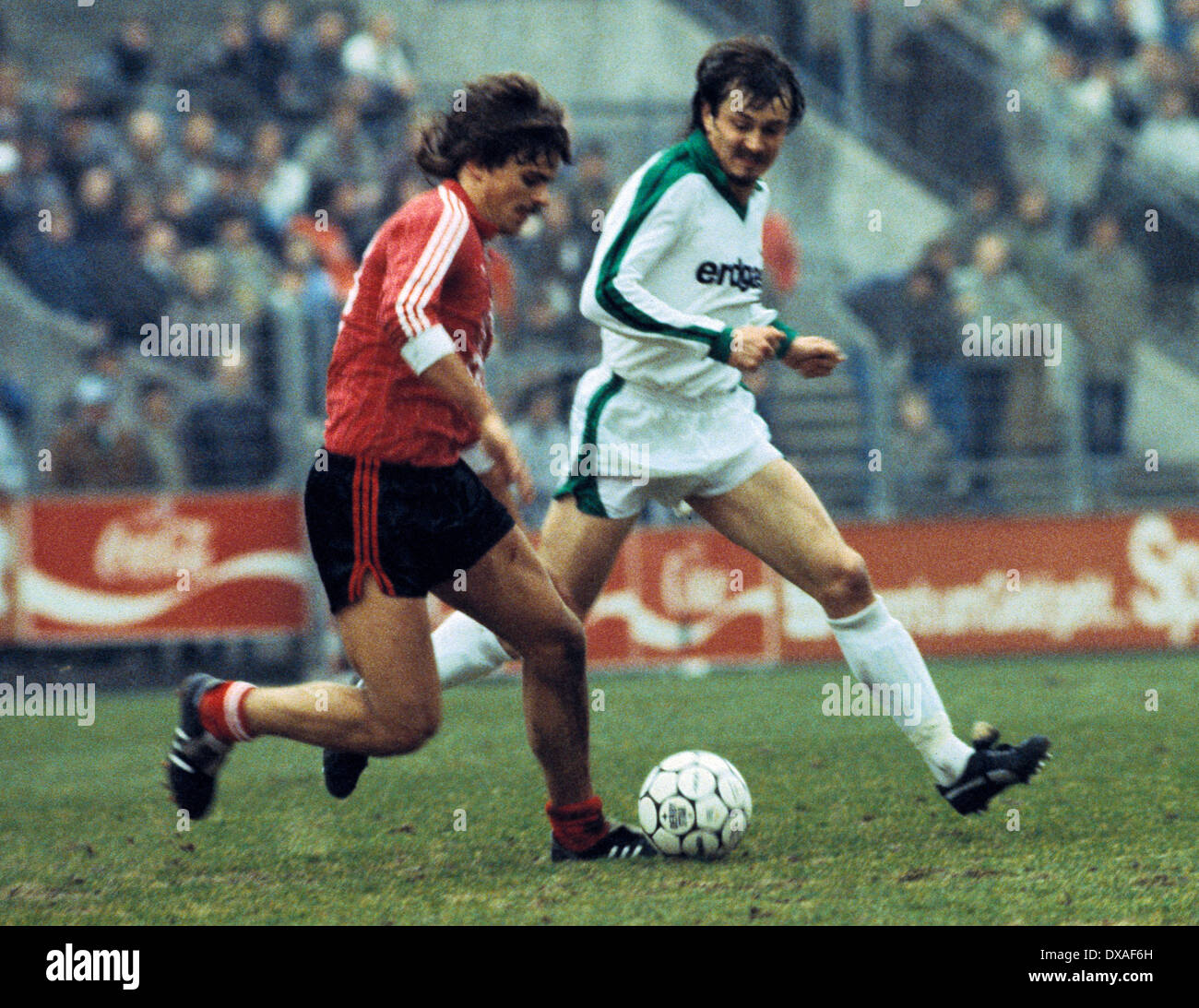 Fußball, Bundesliga, 1984/1985, Stadion bin Boekelberg, Borussia Moenchengladbach gegen Bayer 04 Leverkusen 1:1, Szene des Spiels, Falko Goetz (Bayer) in Ballbesitz, richtige Ewald Lienen (MG) Stockfoto