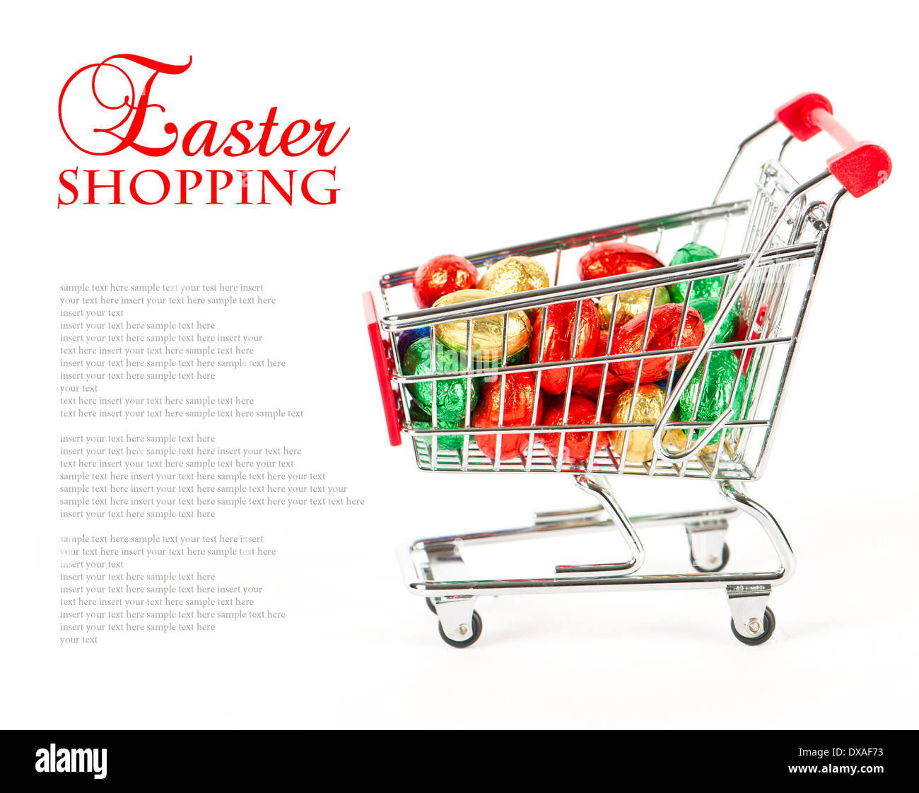 bunten Eiern in einem Einkaufswagen auf weißem Hintergrund mit Simplle Text. Ostern-shopping-Konzept Stockfoto