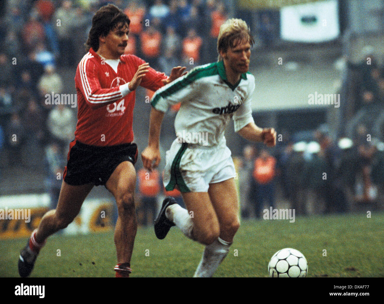 Fußball, Bundesliga, 1984/1985, Stadion bin links Boekelberg, Borussia Moenchengladbach gegen Bayer 04 Leverkusen 1:1, Szene des Spiels, Uwe Rahn (MG) in Ballbesitz, Falko Goetz (Bayer) Stockfoto