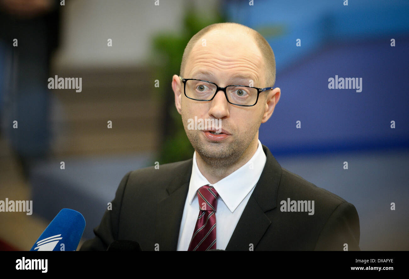 Brüssel, Bxl, Belgien. 21. März 2014. Ukraine Premierminister Arseniy Yatsenyuk hält Pressekonferenz nach der Unterzeichnung der politischen Bestimmungendes des Assoziierungsabkommens mit der EU während des zweiten Tages der Frühling-Europa-Chef von Staaten Gipfel Hauptquartier der EU Rat in Brüssel am 21.03.2014 von Wiktor Dabkowski © Wiktor Dabkowski/ZUMAPRESS. Bildnachweis: ZUMA Press, Inc./Alamy Live-Nachrichten Stockfoto