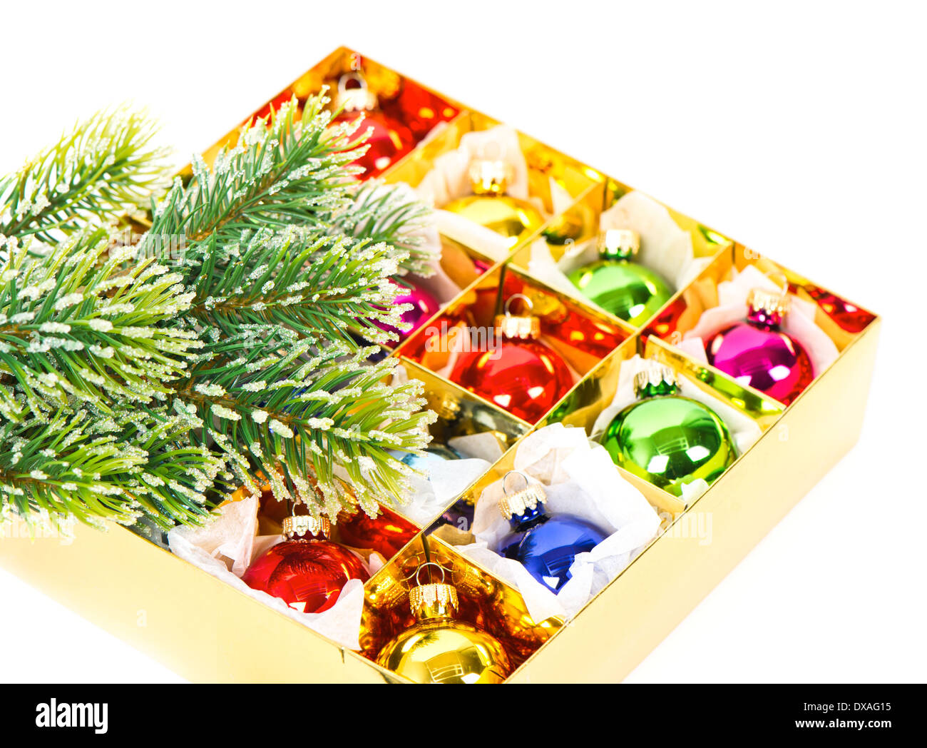 immergrüner Baum mit bunten Kugeln. Weihnachts-Dekoration Stockfoto