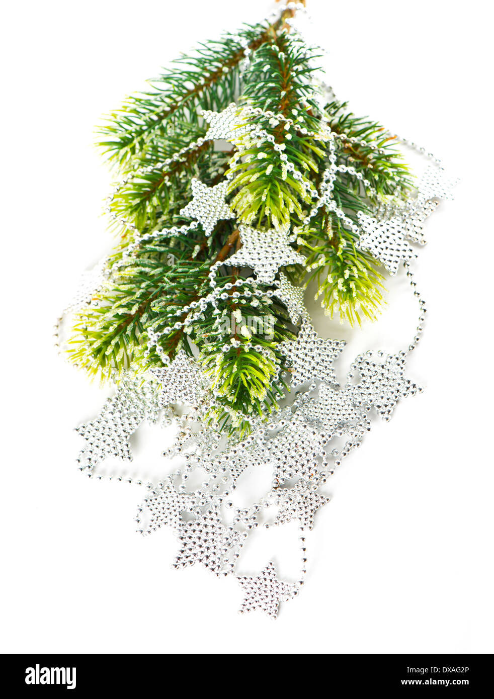 Weihnachtsbaum mit silbernen Sternen Girlande Stockfoto