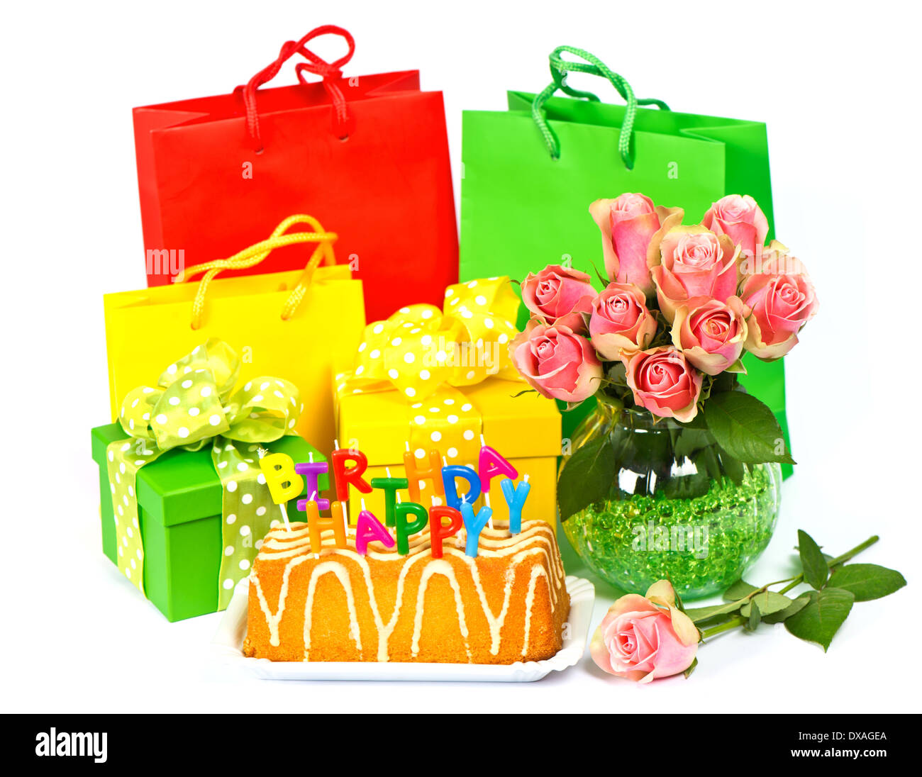 Herzlichen Glückwunsch zum Geburtstag! Kuchen mit Kerzen, Blumen und Geschenk Stockfoto