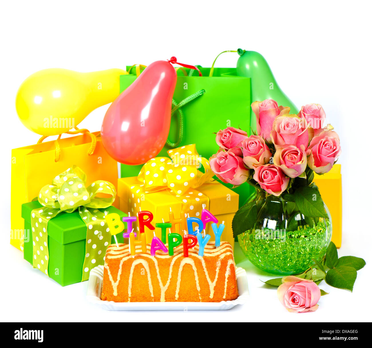 Geburtstag Party Dekoration mit Rosen, Luftballons, Kuchen, Kerzen und Geschenke-Boxen Stockfoto