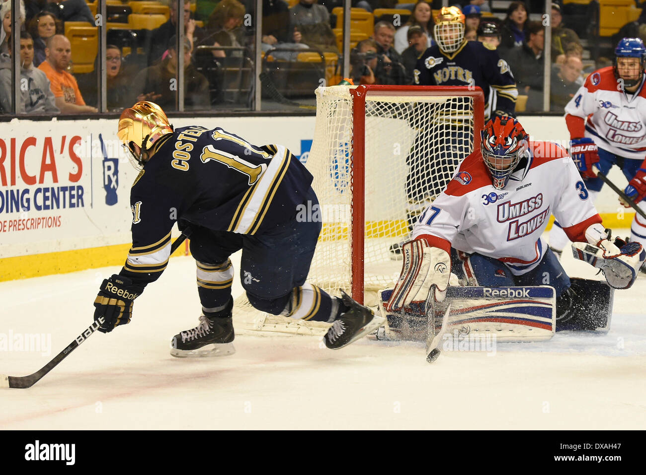 Boston, Massachusetts, USA. 21. März 2014. 21. März 2014 - Boston, Massachusetts, hält USA - UMASS Lowell Connor Hellebuyck (37) einen Schuss von Notre Dame Jeff Costello (11) während der NCAA Hockey East-Turnier-Spiel zwischen UMass und Notre Dame im TD Garden in Boston, Massachusetts statt. Eric Canha/CSM/Alamy Live-Nachrichten Stockfoto